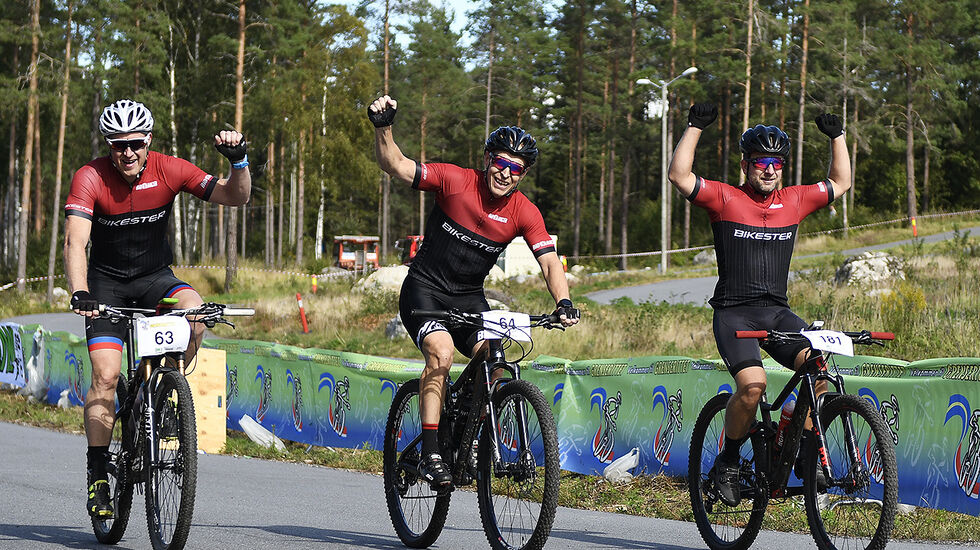 Det var god stemning blant de som hadde fått startplass i årets korona-versjon av Grenserittet. Fra venstre: Thomas Aarn, Bård Sundberg og Daniel Brun ved målgang. (Alle foto: Bjørn Johannessen)