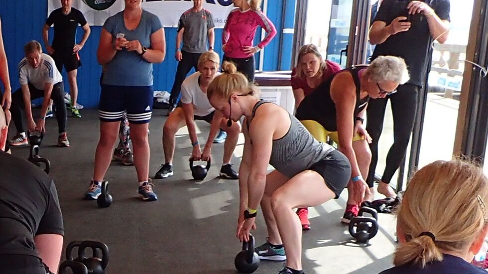 Powertrening er en kombinasjon av styrke- og hurtighetstrening for hele kroppen. Her fra en treningsøkt med kettlebells under en Kondistur til Portugal med Springtime i 2019. (Foto: Marianne Røhme)