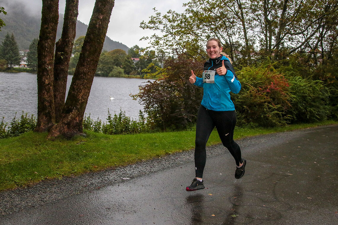 Silje Kathrin Nesdal virker opplagt der hun løper rundt Tveitevannet. (Alle foto: Arne Dag Myking)