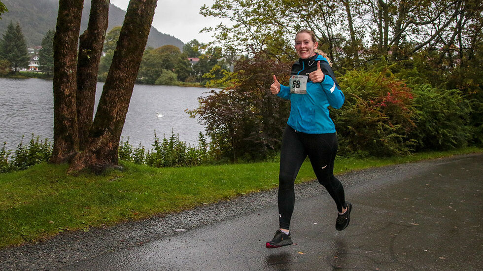 Silje Kathrin Nesdal virker opplagt der hun løper rundt Tveitevannet. (Alle foto: Arne Dag Myking)