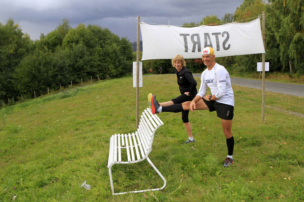 Bildet: Det er behov for å tøye ut også før start, her er det Hege Skari og Kjell Søbye som forberede seg (Tekst og foto Jørgen Skaug)