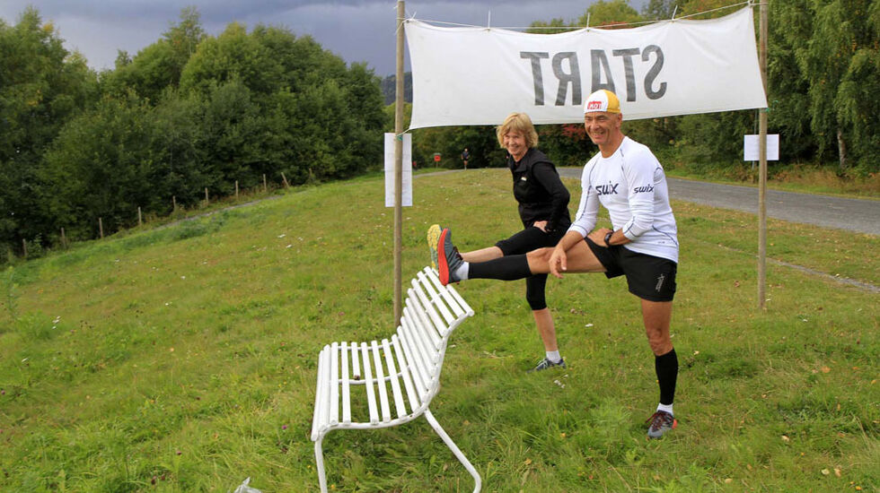Bildet: Det er behov for å tøye ut også før start, her er det Hege Skari og Kjell Søbye som forberede seg (Tekst og foto Jørgen Skaug)