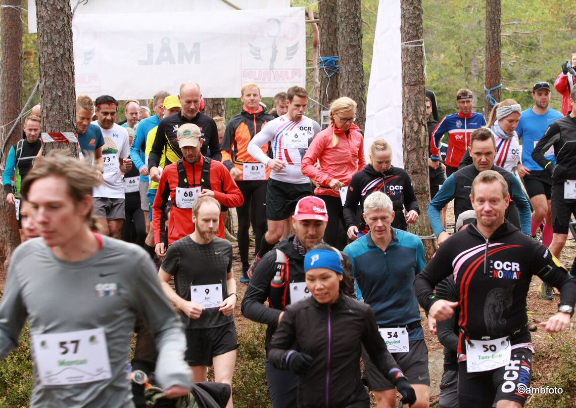 Her ser vi løpere på en av de åtte startene i Hinderskogen, men løperne slapp hindere denne dagen. (Arrangørfoto)