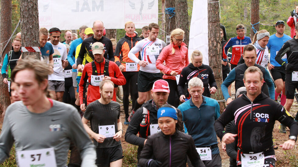 Her ser vi løpere på en av de åtte startene i Hinderskogen, men løperne slapp hindere denne dagen. (Arrangørfoto)