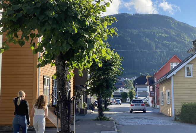 Gate i Sogndalsfjøra med bilar og folk.