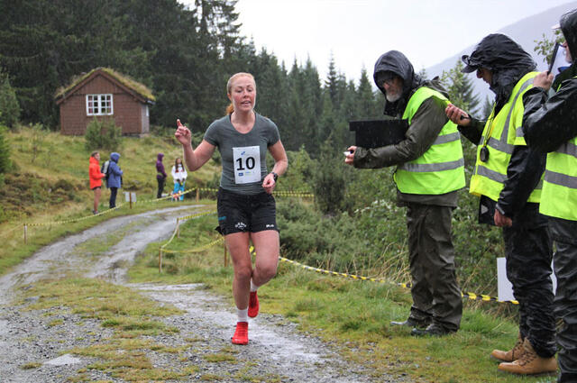 Eli Anne Dvergsdal går i mål og set løyperekord. Foto Odd Sindre Tonning