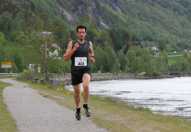 Her ser vi Kilian Jornet da han vant Åndalsnesløpet i fjor. Hva kan han klare i et sterkt felt i ei rask 10 km-løype? (Foto: Helge Fuglseth)