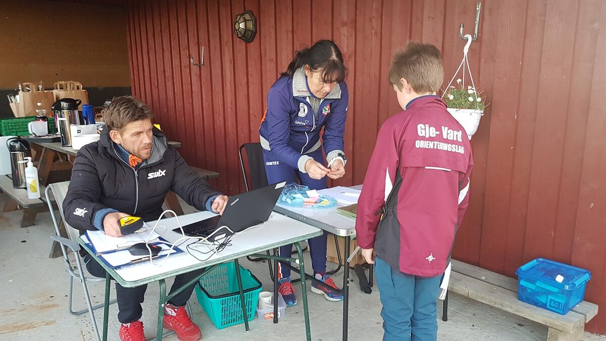 Avlesing av brikke og utdeling av deltakerpremie og lodd etter antall l¢p