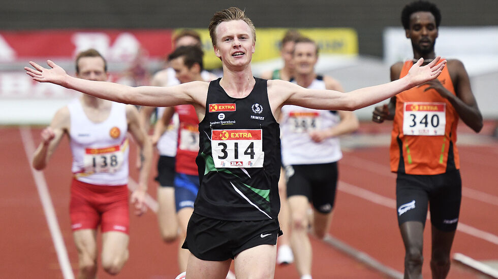 Narve Gilje Nordås jublet over NM-gull på 5000 m. (Foto: Bjørn Johannessen)