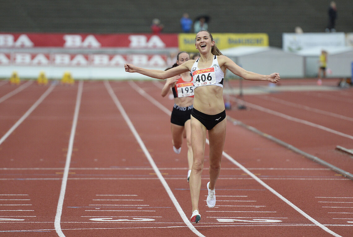 Medaljegrossist Sigrid Jervell Våg kan juble over et nytt NM-gull. Denne gangen på 5000 m. (Foto: Bjørn Johannessen)