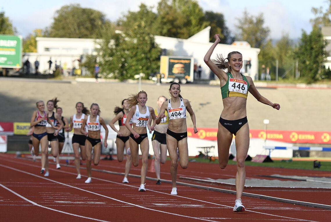 Amalie Manshaus Sæten spurtet fra de andre på oppløpet og vant 1500 meteren. (Foto: Bjørn Johannessen)