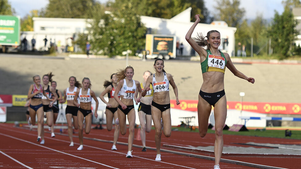 Amalie Manshaus Sæten spurtet fra de andre på oppløpet og vant 1500 meteren. (Foto: Bjørn Johannessen)