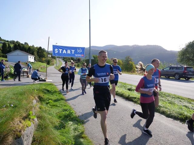 Starten har gått for første utgave av Rotevatnet Halvmaraton. En av inititativtakerene i Volda i Vinden IL, Mads Egseth Melbø. Foto: Pontus William Ek Egelandsdal/Nærnett.no