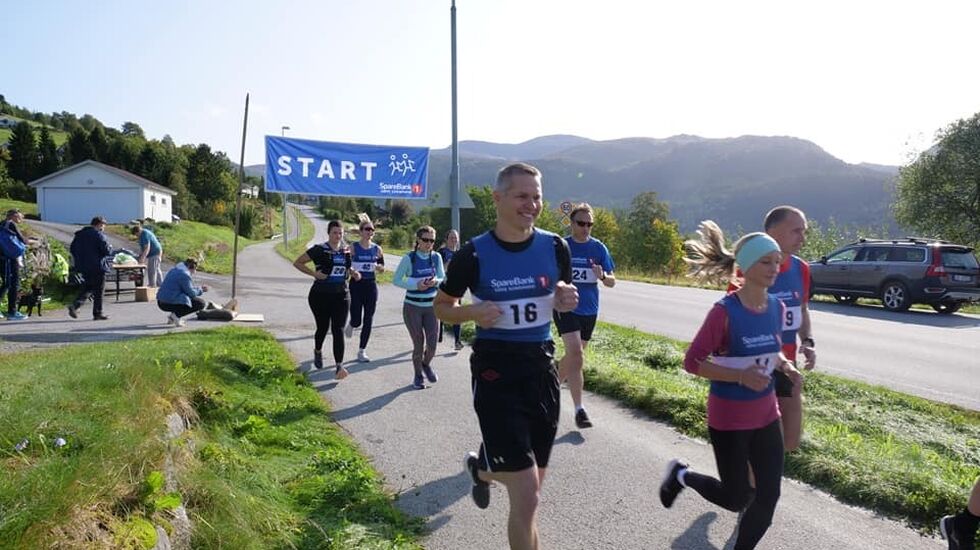 Starten har gått for første utgave av Rotevatnet Halvmaraton. En av inititativtakerene i Volda i Vinden IL, Mads Egseth Melbø. Foto: Pontus William Ek Egelandsdal/Nærnett.no