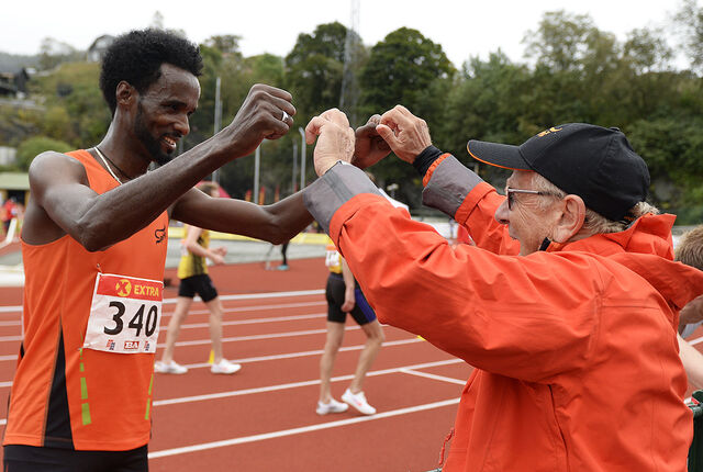 Zerei Kbrom Mezngi gratuleres av Einar Søndeland i Stavanger FIK etter NM-gull og sterk ny pers på 10000 meter. (Foto: Bjørn Johannessen)