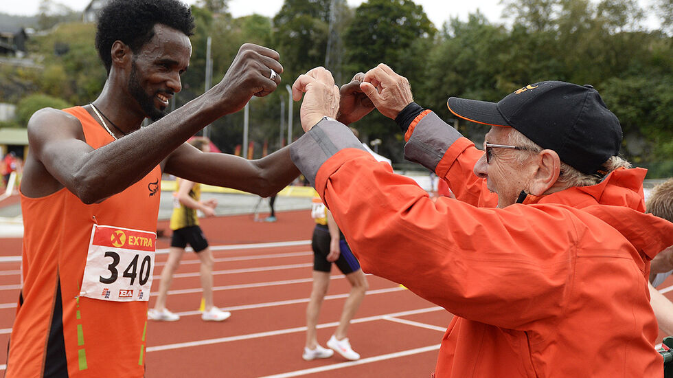 Zerei Kbrom Mezngi gratuleres av Einar Søndeland i Stavanger FIK etter NM-gull og sterk ny pers på 10000 meter. (Foto: Bjørn Johannessen)
