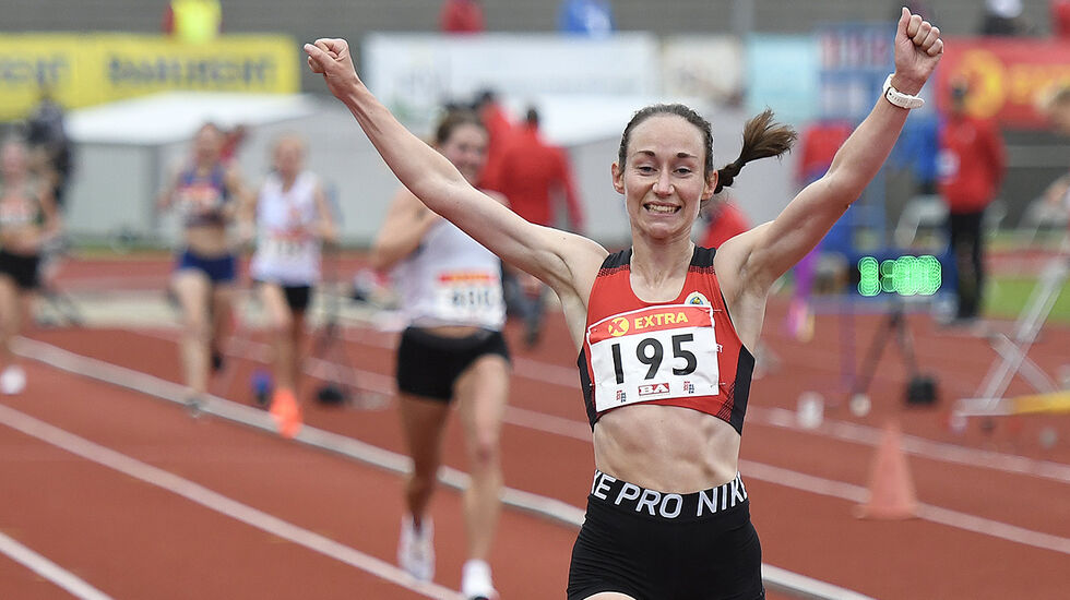 Vienna Søyland Dahle løp fra Maria Sagnes Wågan, som vi skimter i bakgrunnen, på 10 000 meteren i NM. Vil det samme skje i NM halvmaraton? (Foto: Bjørn Johannessen) 
