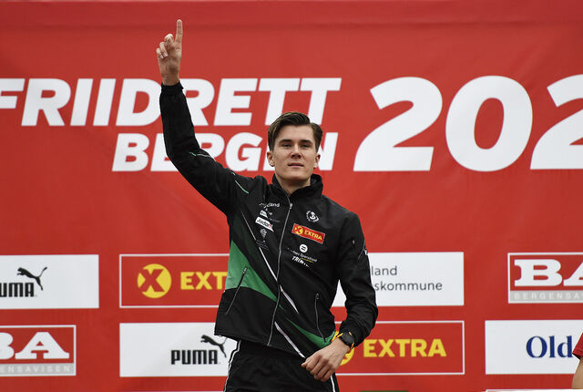 Jakob Ingebrigtsen jubler for gull på 800 meter i NM i sesongens siste banestevne for hans del. (Foto: Bjørn Johannessen)