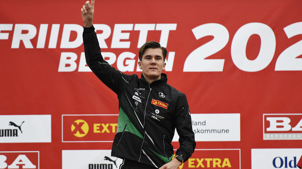 Jakob Ingebrigtsen jubler for gull på 800 meter i NM i sesongens siste banestevne for hans del. (Foto: Bjørn Johannessen)