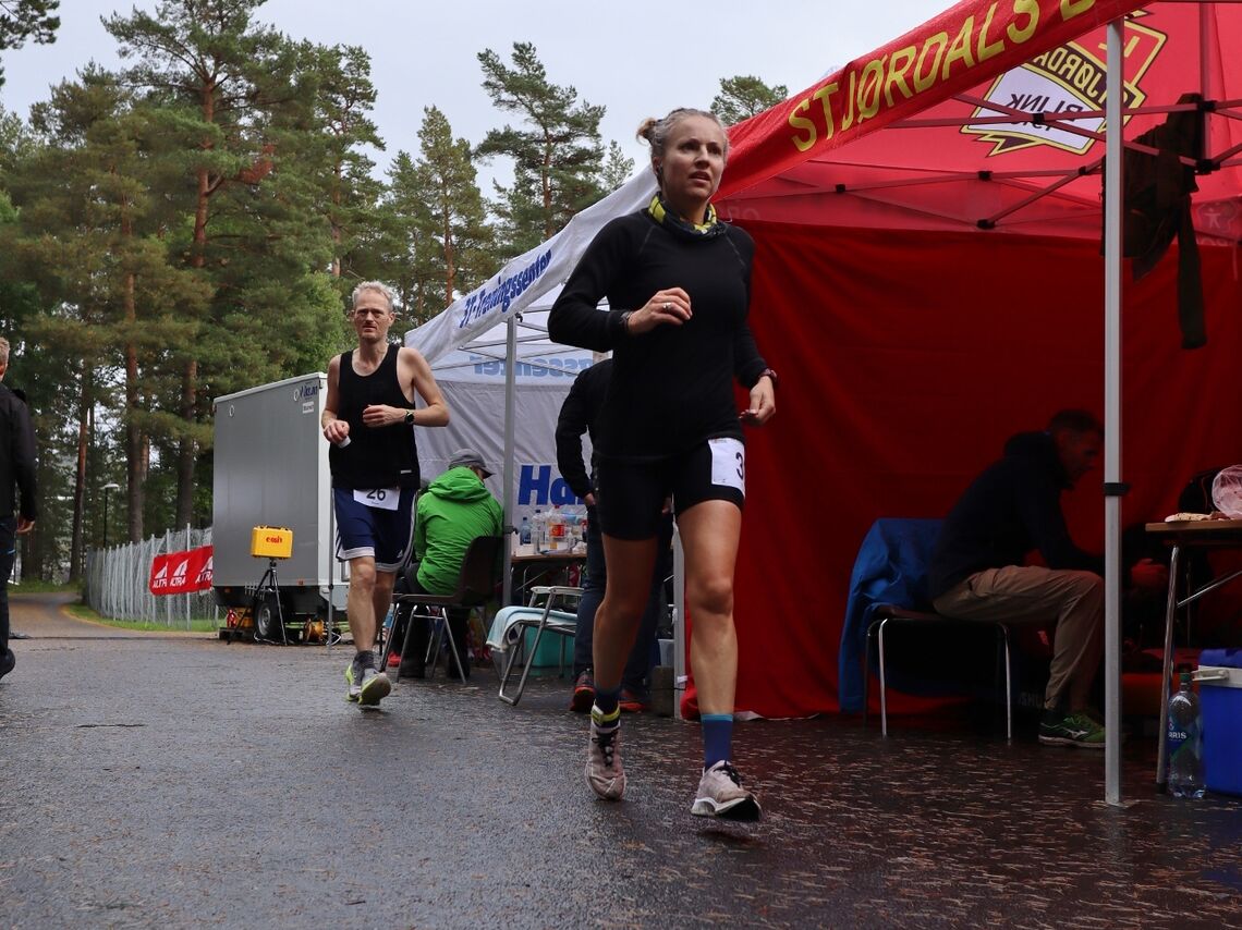 Therese Falk løp utrolige 251,452 km under 24 Hours in Hell. Kun tre norske herreløpere har noensinne løpt lenger, en av dem er Simen Holvik som vi ser bak Therese på bildet. Han løp 253,355 km  i Hell. (Foto: Jørgen Tellefsen)