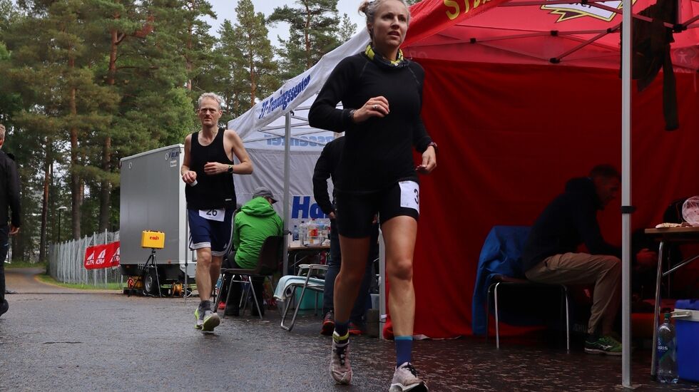 Therese Falk løp utrolige 251,452 km under 24 Hours in Hell. Kun tre norske herreløpere har noensinne løpt lenger, en av dem er Simen Holvik som vi ser bak Therese på bildet. Han løp 253,355 km  i Hell. (Foto: Jørgen Tellefsen)