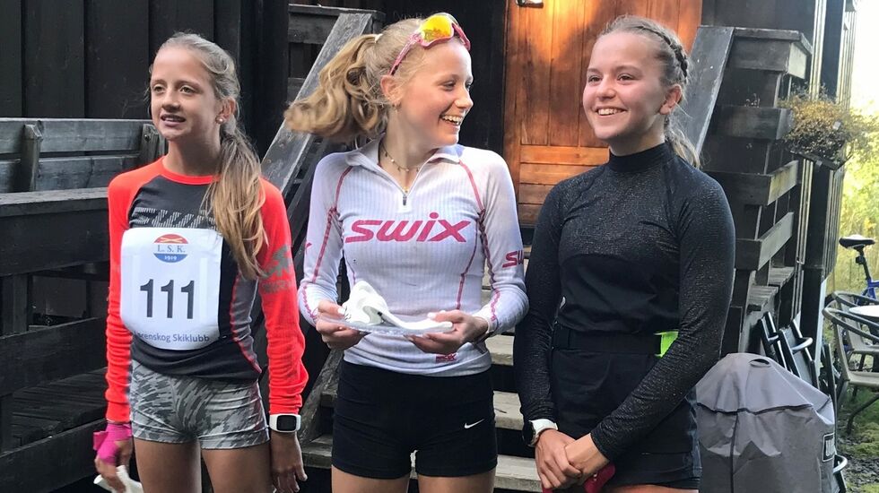 Pallen i jenteklassen på 5 km med de tre skiskytterne Marie Lund Flaa, Synne Lund Flaa og Anniken Kringler. (Arrangørfoto)