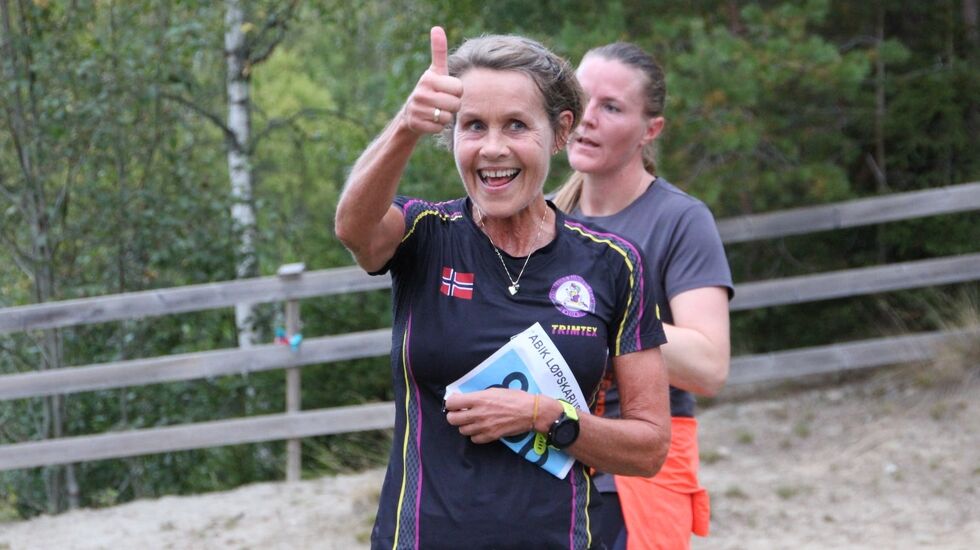 Tommel opp for arrangøren fra Jorun S Kildahl. Løperne var glede for at det ble karusell i år, selv om det var en amputert utgave. (Foto: Tore Gløer Wiken)