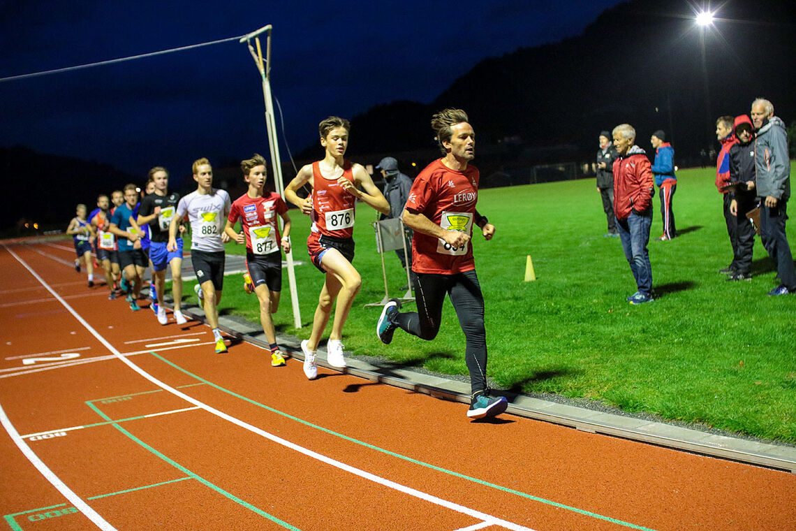 Kjetil Monstad er hare som her skal dra frem løperne til å komme inn på 10 minutter på 3000 meter. (Alle foto: Arne Dag Myking)