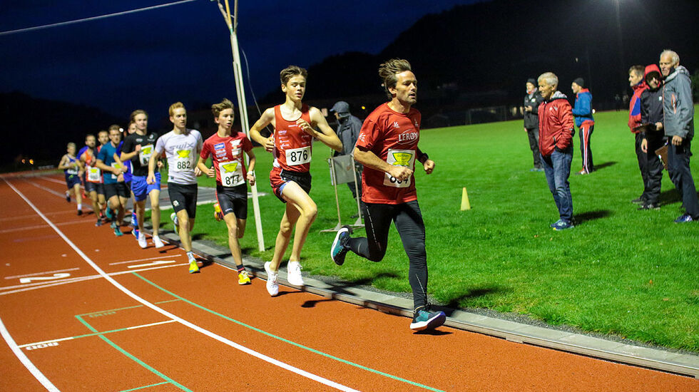 Kjetil Monstad er hare som her skal dra frem løperne til å komme inn på 10 minutter på 3000 meter. (Alle foto: Arne Dag Myking)