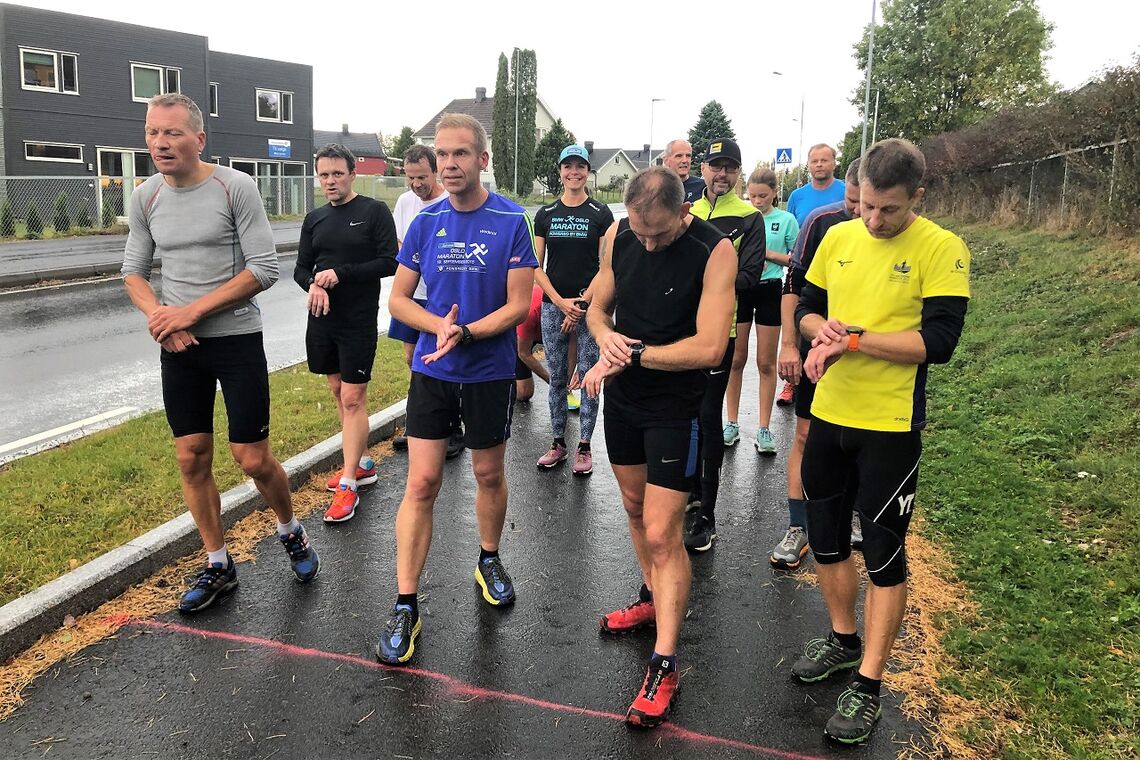13 aktive løpere på start med kveldens raskeste. Patrick Åserud, til venstre i bildet. (Foto: Trond Ellingsen)