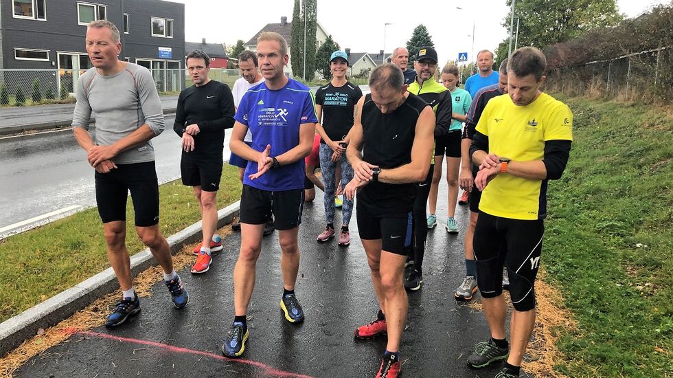 13 aktive løpere på start med kveldens raskeste. Patrick Åserud, til venstre i bildet. (Foto: Trond Ellingsen)