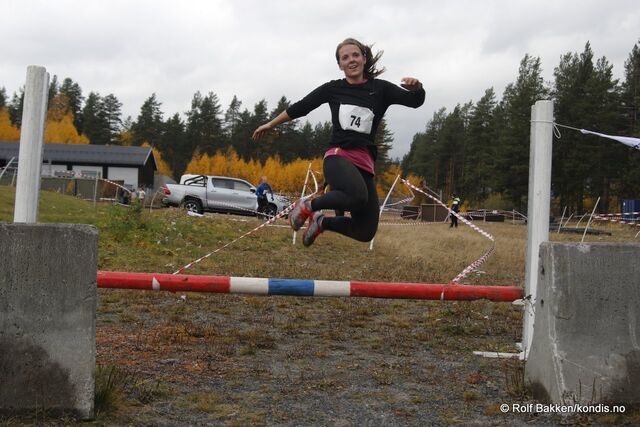 Hanne Sætre med elegant passering av målhinderet i det første hinderløpet i Elverum i 2018.
