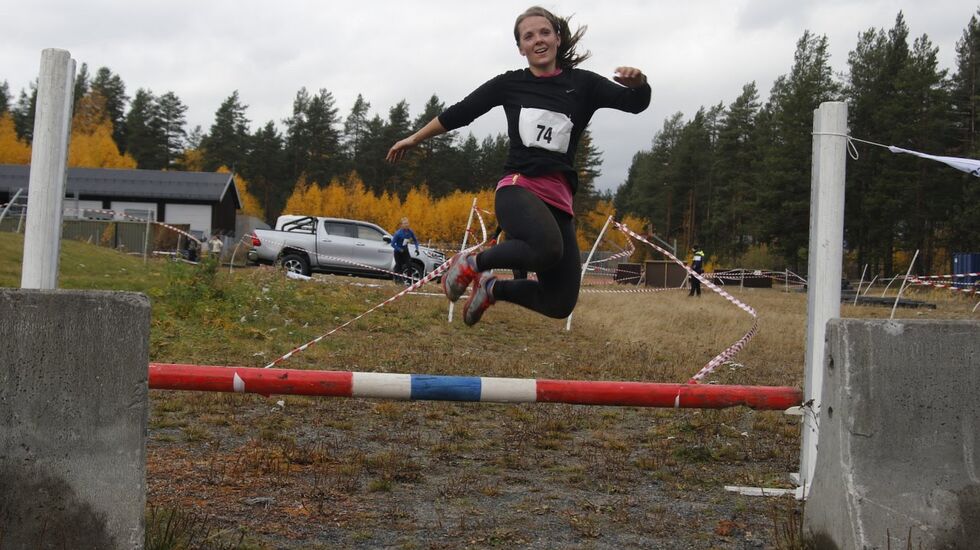 Hanne Sætre med elegant passering av målhinderet i det første hinderløpet i Elverum i 2018.