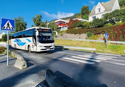 Foto: Anja Hamre Buss som køyrer forbi tinghuset