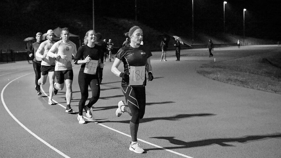 Anita Blomholm Kvamme er her i front med Anja Kleiven Sætre tett på i sin 10 000 meter på Skansemyren. (Alle foto: Arne Dag Myking)