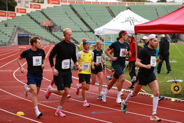 Hele lørdagen startet det puljer med løpere på Bislett Stadion. Denne gruppen har mål om å komme seg gjennom 10 km mellom  35 og 40 minutter. (Alle foto: Sylvain cavatz/ joytech)
