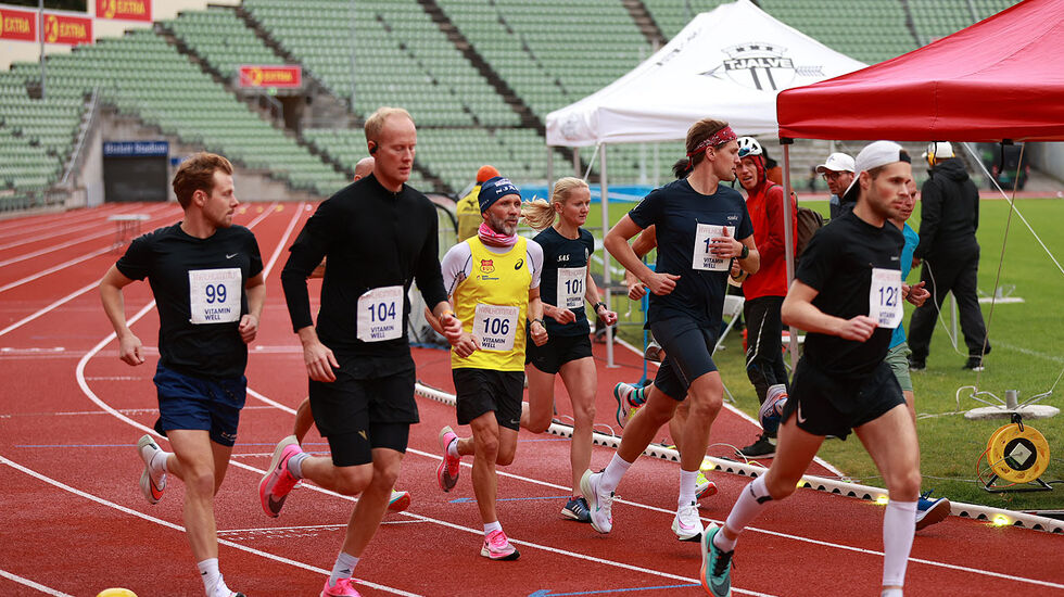 Hele lørdagen startet det puljer med løpere på Bislett Stadion. Denne gruppen har mål om å komme seg gjennom 10 km mellom  35 og 40 minutter. (Alle foto: Sylvain cavatz/ joytech)