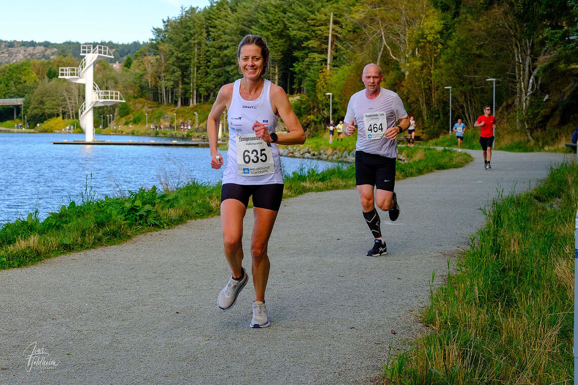 Siri Merete Alfheim løper inn til seier på halvmaraton. Her langs et av de idylliske vannene i området. (Foto: Ivar Fjeldheim)