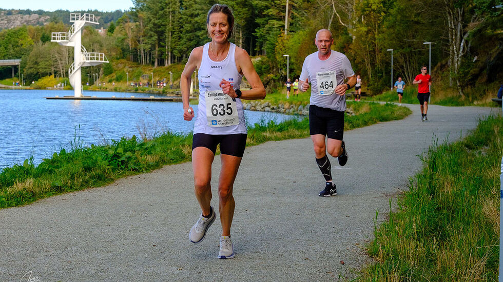 Siri Merete Alfheim løper inn til seier på halvmaraton. Her langs et av de idylliske vannene i området. (Foto: Ivar Fjeldheim)