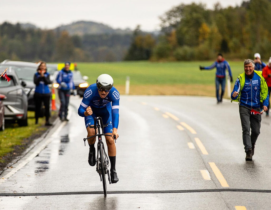 Hans Christian Tungesvik har akkurat gjort unna 200 km - med en snittfart på 41,7 km/t. (Foto: Sylvain Cavatz) 