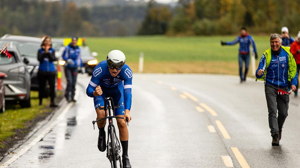 Hans Christian Tungesvik har akkurat gjort unna 200 km - med en snittfart på 41,7 km/t. (Foto: Sylvain Cavatz) 