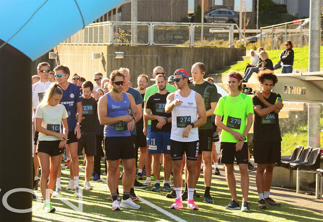 Det var en både sommerlig og gemyttlig stemning ved startstreken da deltakerne i Sandnes Halvmaraton la puljevis av gårde. (Foto: Movon)