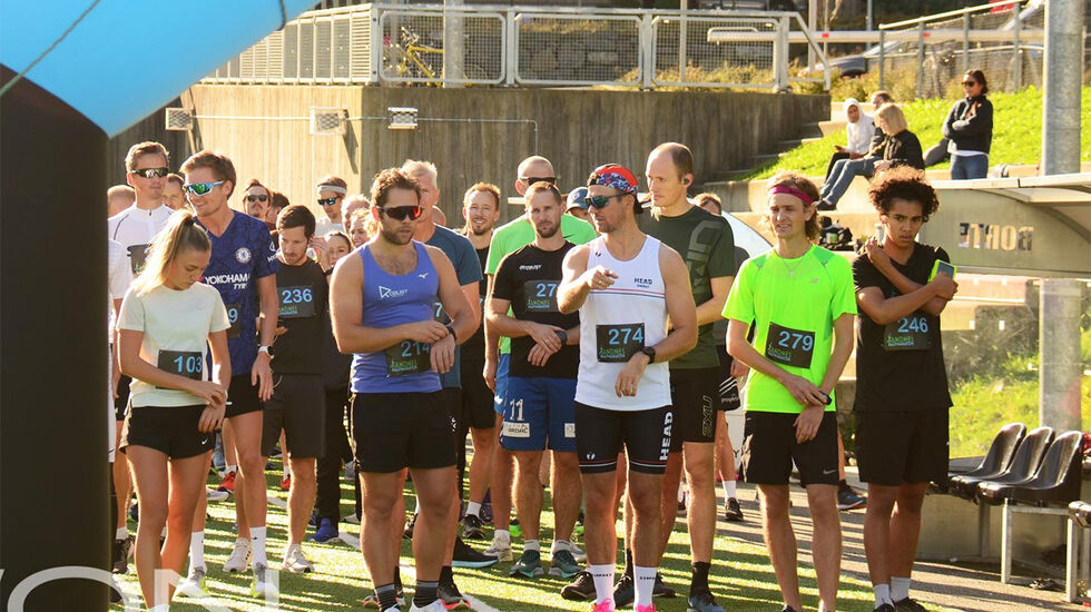 Det var en både sommerlig og gemyttlig stemning ved startstreken da deltakerne i Sandnes Halvmaraton la puljevis av gårde. (Foto: Movon) 