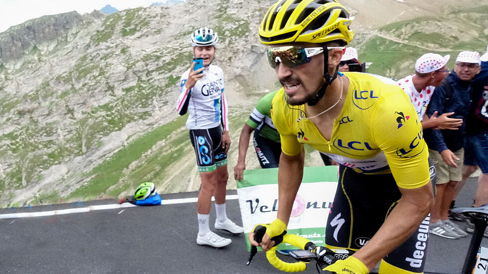 Julian Alaphilippe i gul trøye i Tour de France 2019. I år fikk han verdensmestertrøyen. (Foto: Arne Dag Myking)