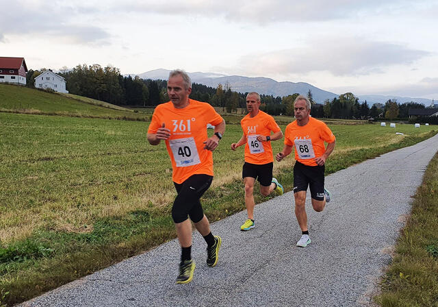 Sjøl med bare 12 løpere til start var det i alle fall noen som fikk gleden av å løpe i felt underveis. (Foto: arrangøren)
