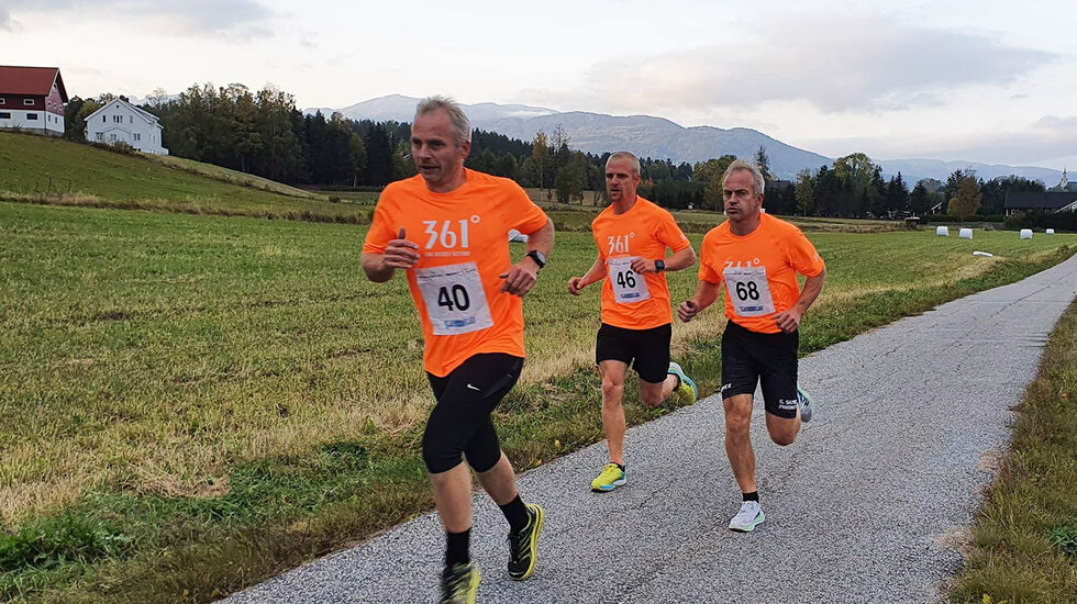 Sjøl med bare 12 løpere til start var det i alle fall noen som fikk gleden av å løpe i felt underveis. (Foto: arrangøren) 