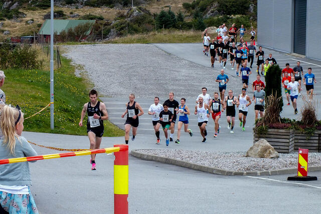 Starten har gått på årets Sabbaløp ut fra Storhall Karmøy. Johannes Thomsen klinker til fra start og vinner da også. (Alle foto: Jan Nyland)