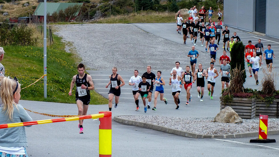Starten har gått på årets Sabbaløp ut fra Storhall Karmøy. Johannes Thomsen klinker til fra start og vinner da også. (Alle foto: Jan Nyland)