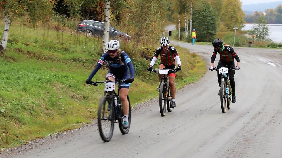 Marit Sveen, Romeriksåsen SK  vant  kvinnenes ritt rundt Dølisjøen. Her sammen med Trond Aastad og Lars Skogheim, begge Odal SK. (Foto fra Odal SK's facebookside)  