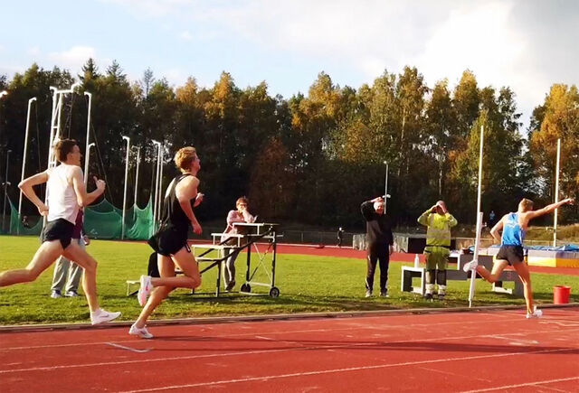 Even Brøndbo Dahl tar Warholm-målgangen mens Jonatan Vedvik og Marius Vedvik, som ikke er brødre, følger like bak. (Foto: privat)